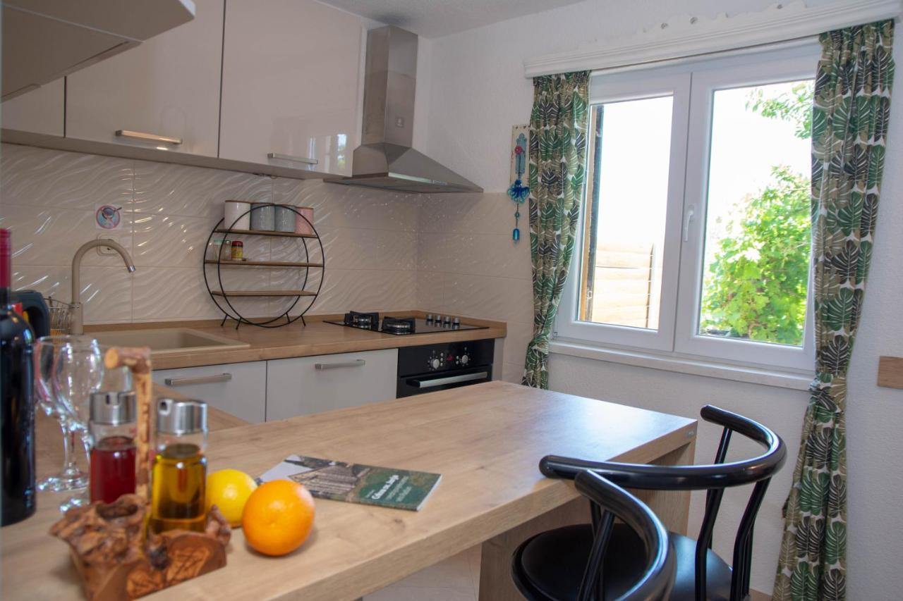 Plum Holiday Home Kaštel Stari Kültér fotó