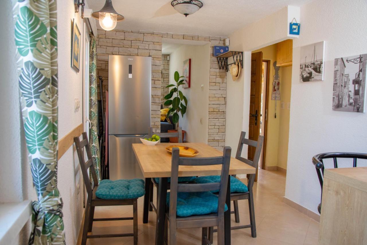 Plum Holiday Home Kaštel Stari Kültér fotó